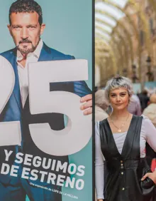 Imagen secundaria 2 - En la primera imagen, el equipo del documental 'Emilio Prados, cazador de nubes', durante la presentación en el Cine Albéniz. En la segunda, las protagonistas de 'Romeo' junto a Sara G. Cortijo, a la derecha. En la última, La fotógrafa Lupe de la Vallina, junto a las exposición que estrena en calle Larios.