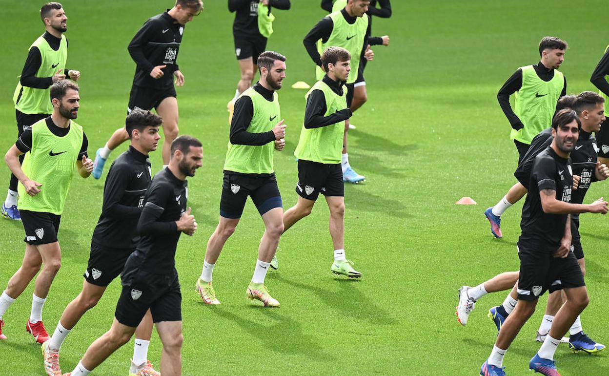 Imagen del entrenamiento del Málaga este viernes, con Peybernes inegrado en el grupo.