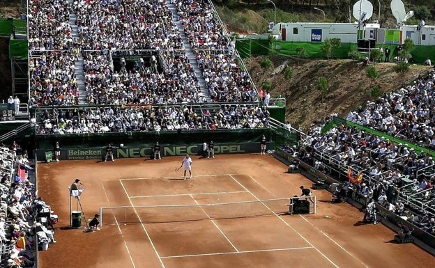 La pista central levantada en el España-Rusia (año 2000) en el Club de Tenis Calderón, para unos 6.000 espectadores. 