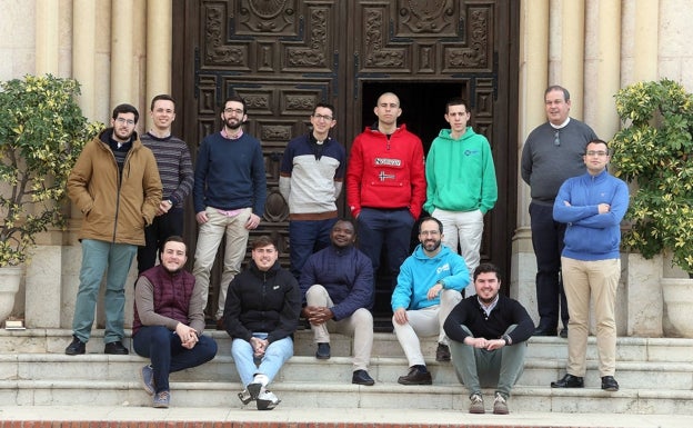 El grupo de seminaristas, a las puertas de la iglesia que impulsó San Manuel González en 1927 