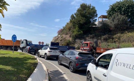 Atasco de tráfico por la protesta de los camioneros este jueves en Nerja. 