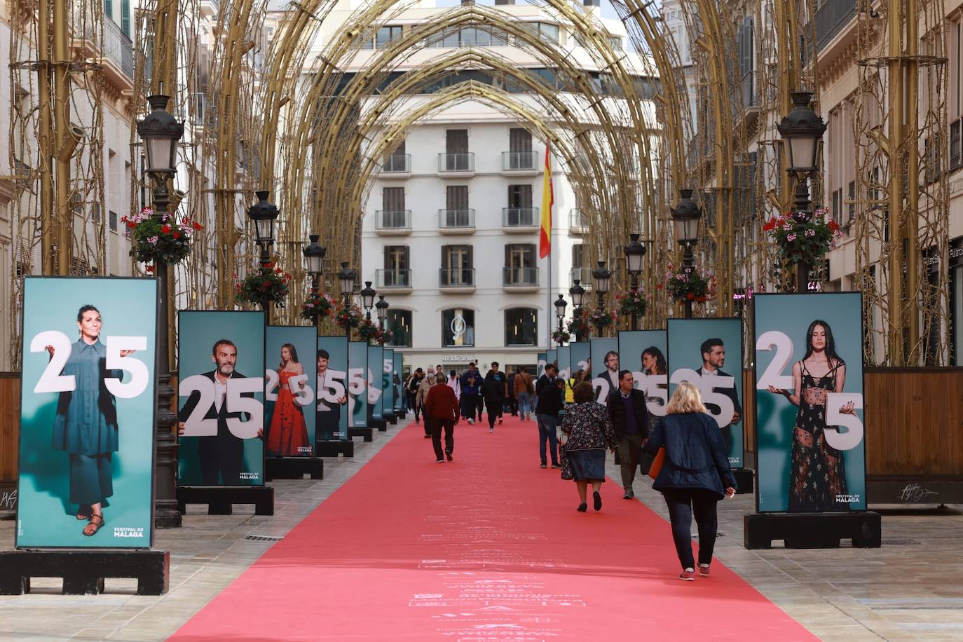 La calle Larios, engalanada con una gran alfombra roja y una exposición de fotos. 