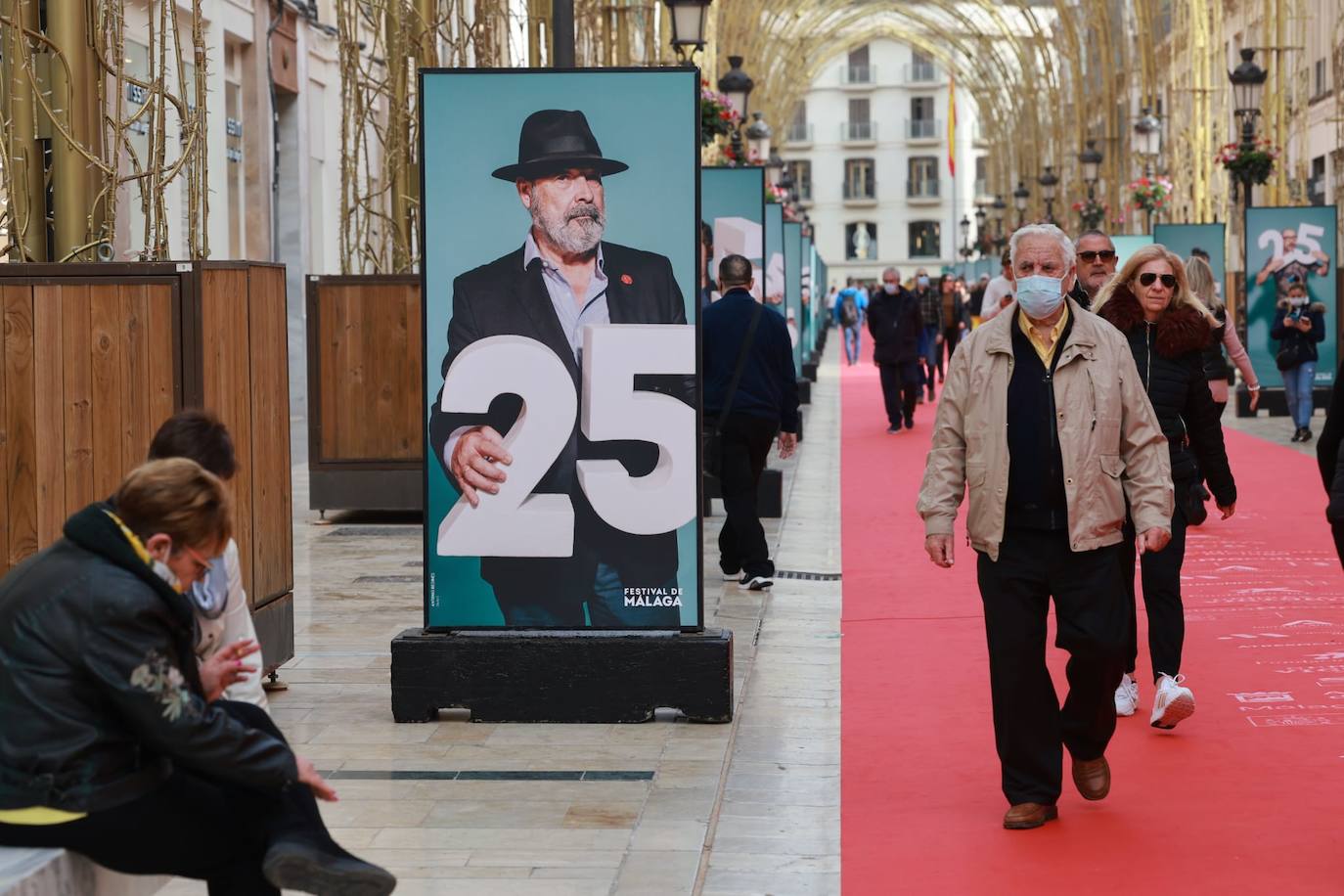 La calle Larios, engalanada con una gran alfombra roja y una exposición de fotos. 