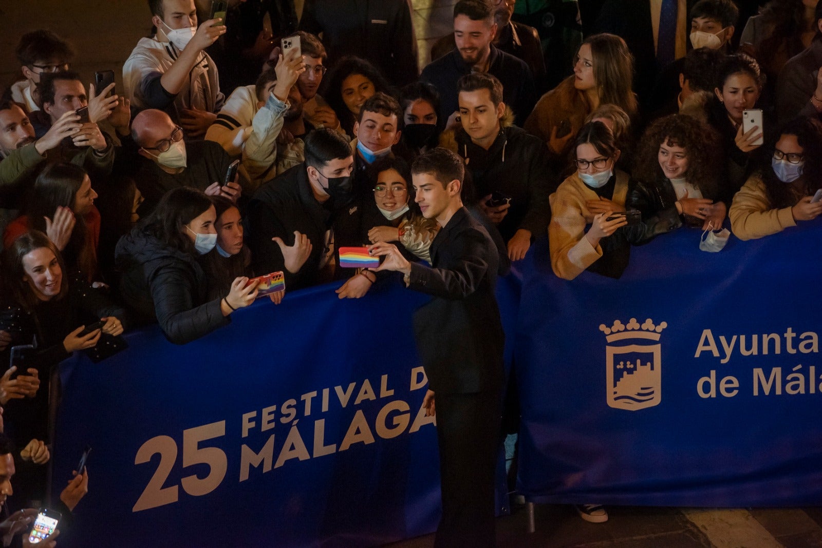 Dos años después volvieron los gritos y los 'flashes' a las puertas del Teatro Cervantes. El Festival de Málaga recuperó anoche una de sus señas de identidad con la concurrida alfombra roja de la noche. El reparto de 'Élite', el escritor Javier Castillo con Verónica Díaz, el actor de telenovelas Mauricio Ochmann y Blanca Suárez fueron algunos de los más aclamados. 