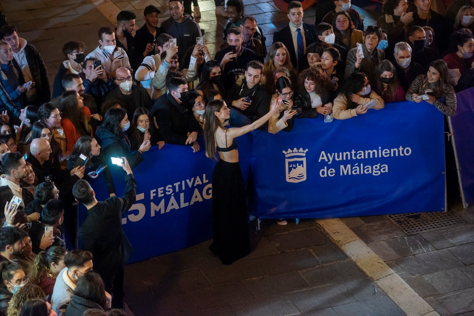 Dos años después volvieron los gritos y los 'flashes' a las puertas del Teatro Cervantes. El Festival de Málaga recuperó anoche una de sus señas de identidad con la concurrida alfombra roja de la noche. El reparto de 'Élite', el escritor Javier Castillo con Verónica Díaz, el actor de telenovelas Mauricio Ochmann y Blanca Suárez fueron algunos de los más aclamados. 