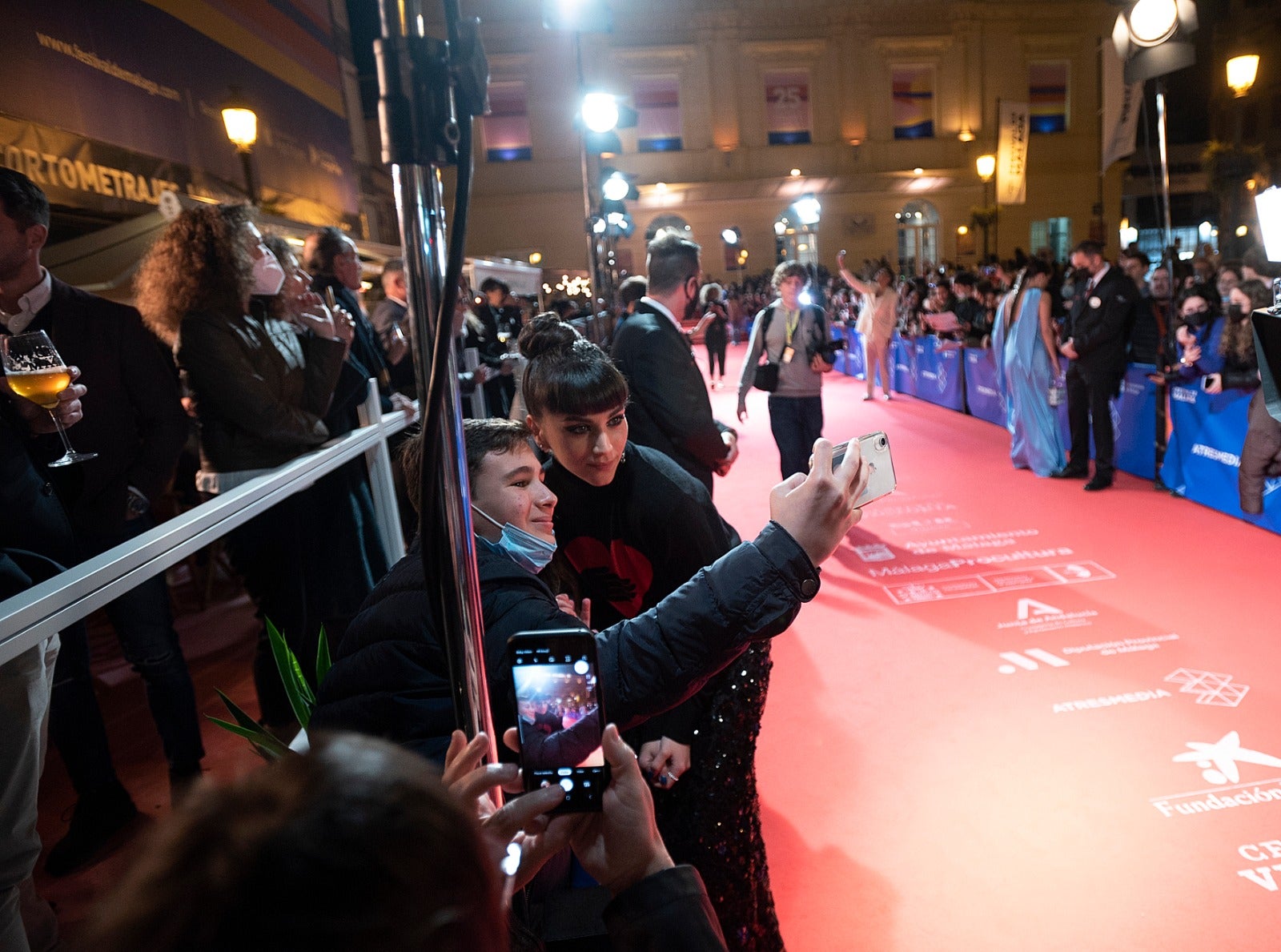 Dos años después volvieron los gritos y los 'flashes' a las puertas del Teatro Cervantes. El Festival de Málaga recuperó anoche una de sus señas de identidad con la concurrida alfombra roja de la noche. El reparto de 'Élite', el escritor Javier Castillo con Verónica Díaz, el actor de telenovelas Mauricio Ochmann y Blanca Suárez fueron algunos de los más aclamados. 