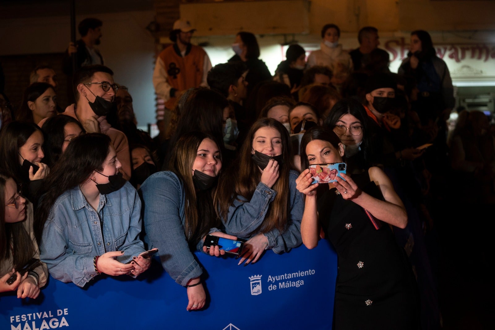 Dos años después volvieron los gritos y los 'flashes' a las puertas del Teatro Cervantes. El Festival de Málaga recuperó anoche una de sus señas de identidad con la concurrida alfombra roja de la noche. El reparto de 'Élite', el escritor Javier Castillo con Verónica Díaz, el actor de telenovelas Mauricio Ochmann y Blanca Suárez fueron algunos de los más aclamados. 