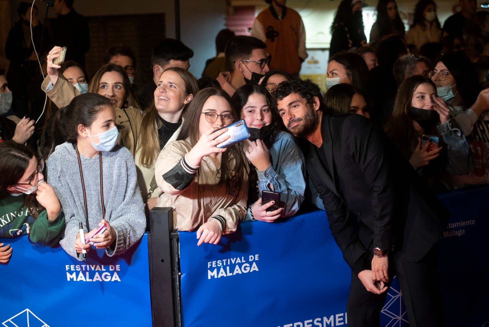 Dos años después volvieron los gritos y los 'flashes' a las puertas del Teatro Cervantes. El Festival de Málaga recuperó anoche una de sus señas de identidad con la concurrida alfombra roja de la noche. El reparto de 'Élite', el escritor Javier Castillo con Verónica Díaz, el actor de telenovelas Mauricio Ochmann y Blanca Suárez fueron algunos de los más aclamados. 