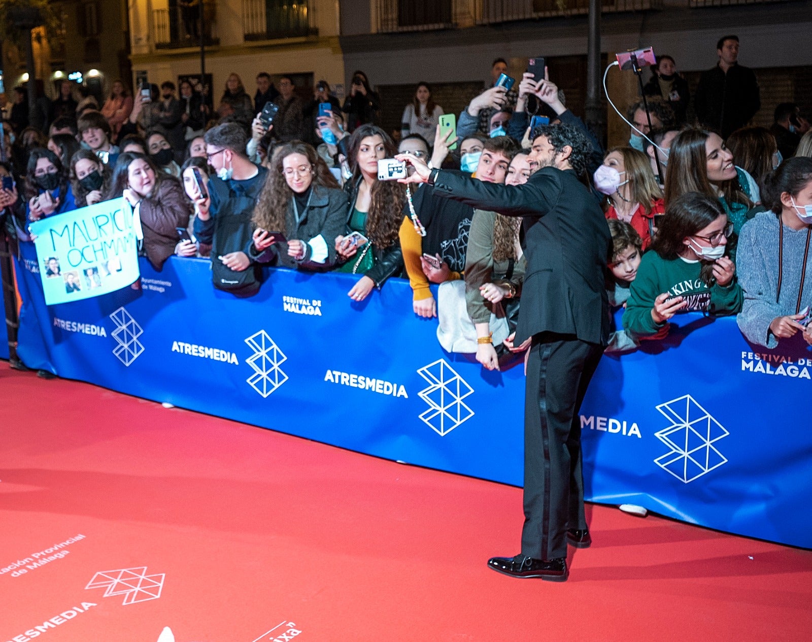 Dos años después volvieron los gritos y los 'flashes' a las puertas del Teatro Cervantes. El Festival de Málaga recuperó anoche una de sus señas de identidad con la concurrida alfombra roja de la noche. El reparto de 'Élite', el escritor Javier Castillo con Verónica Díaz, el actor de telenovelas Mauricio Ochmann y Blanca Suárez fueron algunos de los más aclamados. 