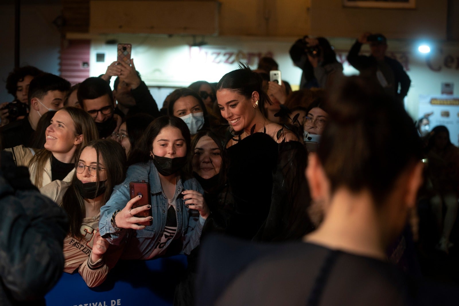 Dos años después volvieron los gritos y los 'flashes' a las puertas del Teatro Cervantes. El Festival de Málaga recuperó anoche una de sus señas de identidad con la concurrida alfombra roja de la noche. El reparto de 'Élite', el escritor Javier Castillo con Verónica Díaz, el actor de telenovelas Mauricio Ochmann y Blanca Suárez fueron algunos de los más aclamados. 