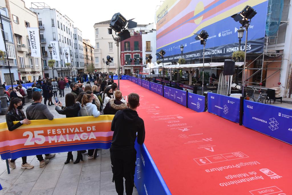 Dos años después volvieron los gritos y los 'flashes' a las puertas del Teatro Cervantes. El Festival de Málaga recuperó anoche una de sus señas de identidad con la concurrida alfombra roja de la noche. El reparto de 'Élite', el escritor Javier Castillo con Verónica Díaz, el actor de telenovelas Mauricio Ochmann y Blanca Suárez fueron algunos de los más aclamados. 