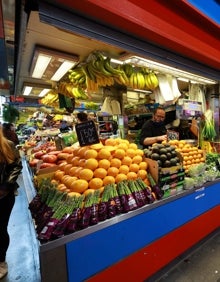 Imagen secundaria 2 - Un puesto repleto de marisco. Tampoco faltaban carnes y frutas y verduras en el mercado de Atarazanas. 