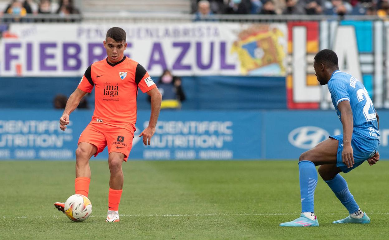 El jugador del Málaga Víctor Gómez durante el partido contra el Fuenlabrada.