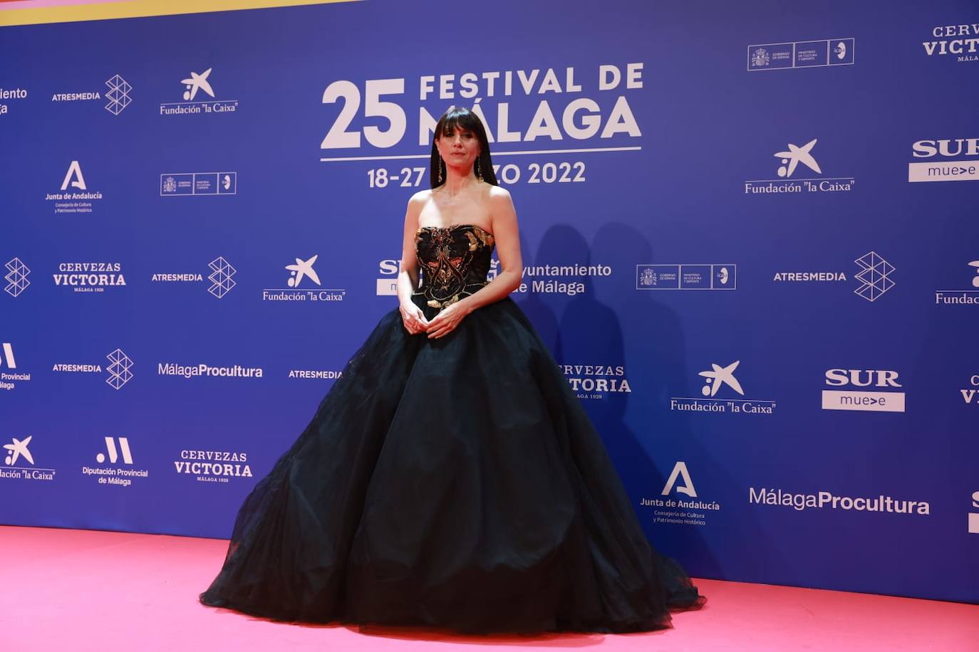 María Botto lució el vestido más voluminoso de esta edición. Un diseño palabra de honor de Rubén Hernández en negro con falda de tul y cuerpo con detalles de pedrería dorada. Completó el estilismo con unos pendientes de cristales amarillos.