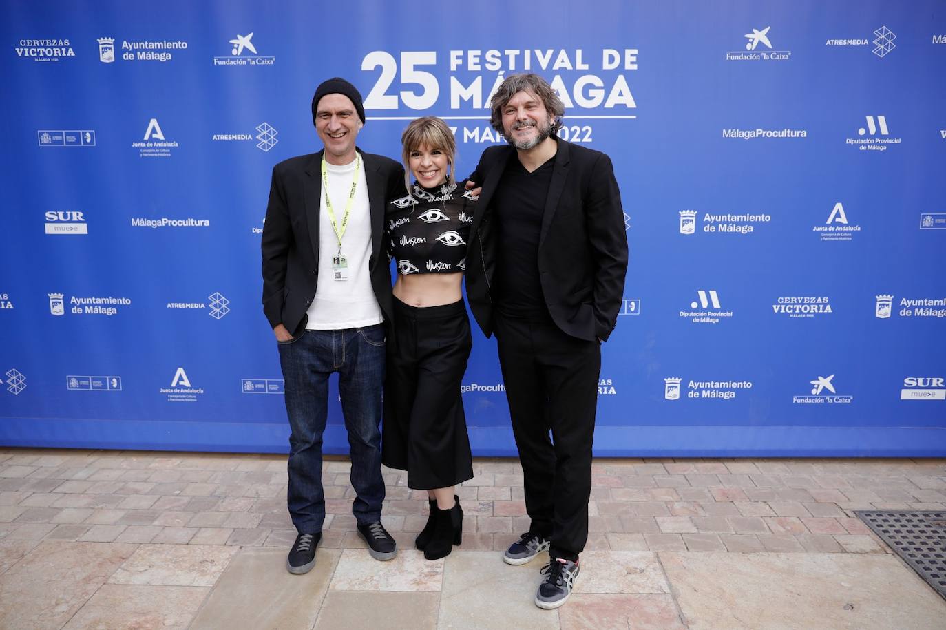 Ignacio Nacho, Mara Guil y Salva Reina, junto al resto del equipo de 'Isósceles', durante la presentación en ZonaZine