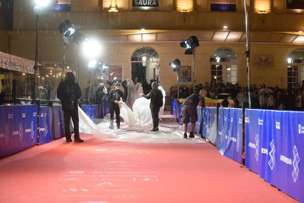 La lluvia y los rayos también sorprendieron a los espectadores del Festival de Málaga que esperaban en el Teatro Cervantes 