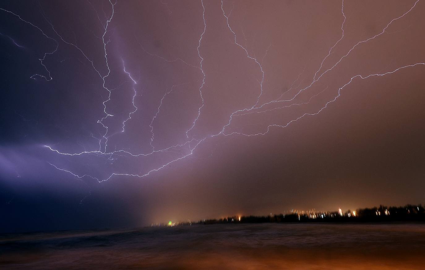 Espectacular cielo iluminado por los rayos en Guadalmar