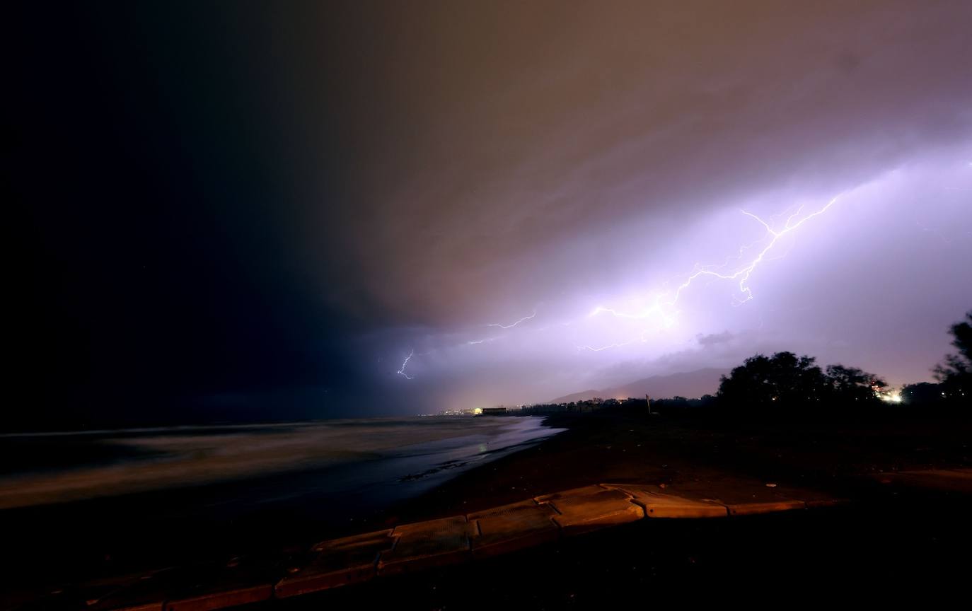 Espectacular cielo iluminado por los rayos en Guadalmar