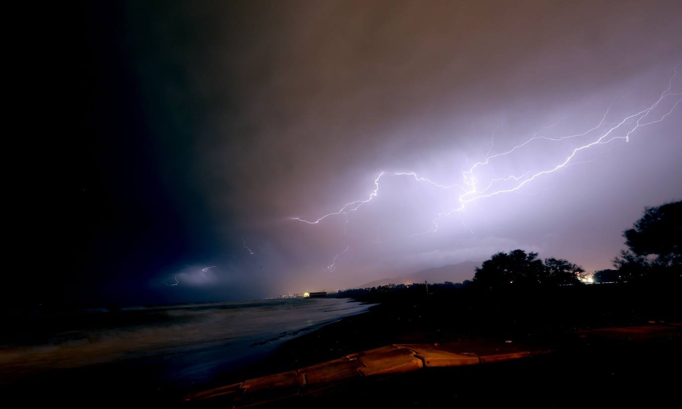 Espectacular cielo iluminado por los rayos en Guadalmar