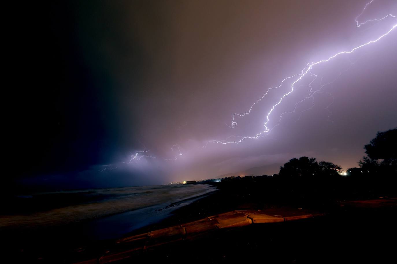 Espectacular cielo iluminado por los rayos en Guadalmar