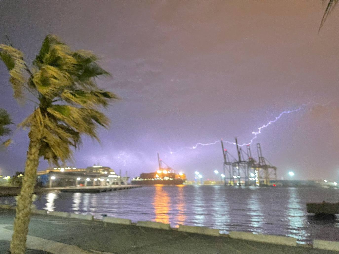 Rayos sobre las grúas del Puerto de Málaga