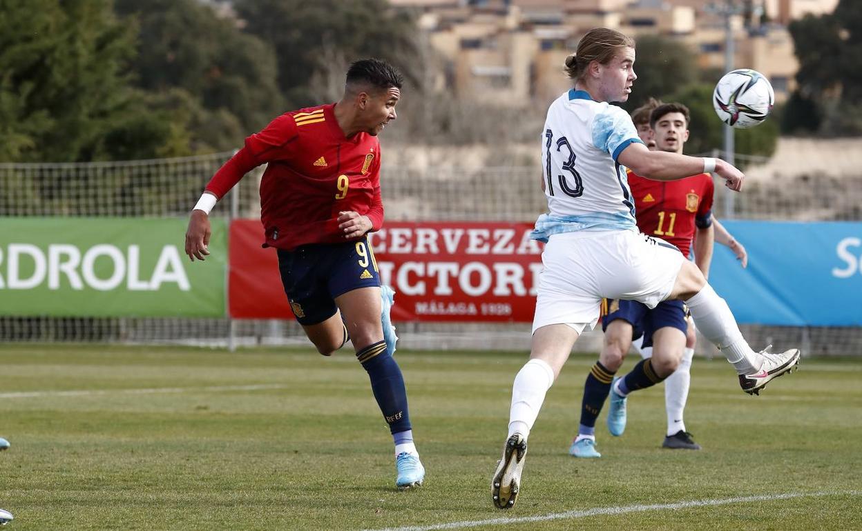 Loren, en su último partido con la selección española sub-19 donde marcó un gol.