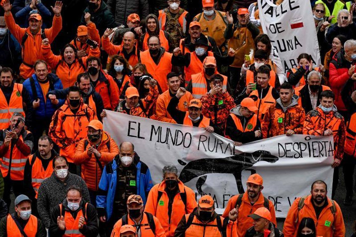 Pocas manifestaciones han concitado la respuesta de tantos colectivos como los que se ven este domingo: agricultores, ganaderos, regantes, pescadores, cazadores, gentes del mundo del toro, pequeños empresarios de turismo rural, apicultores...