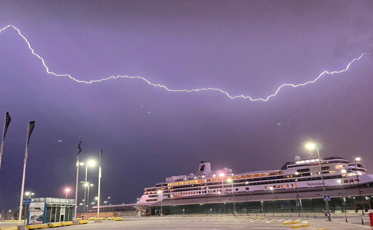 Un rayo sobre el puerto de Málaga . 