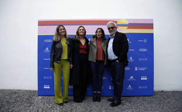 Paz Jiménez, junto a parte del equipo de 'Como Dios manda'. 