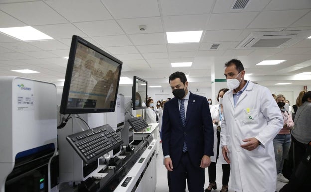 Juanma Moreno visita el laboratorio del Materno acompañado del jefe de servicio de la unidad de gestión clínica de laboratorios, Juan Francisco Ruiz. 