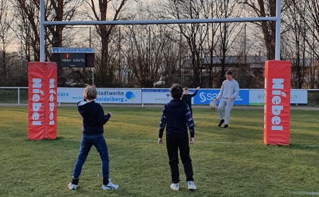 Pyzynski, jugando con varios niños ucranianos en el Club Heidelberg. 