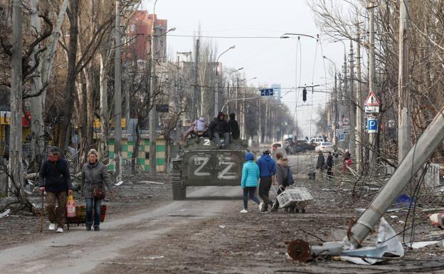 Un tanque ruso en las calles de Mariupol. 