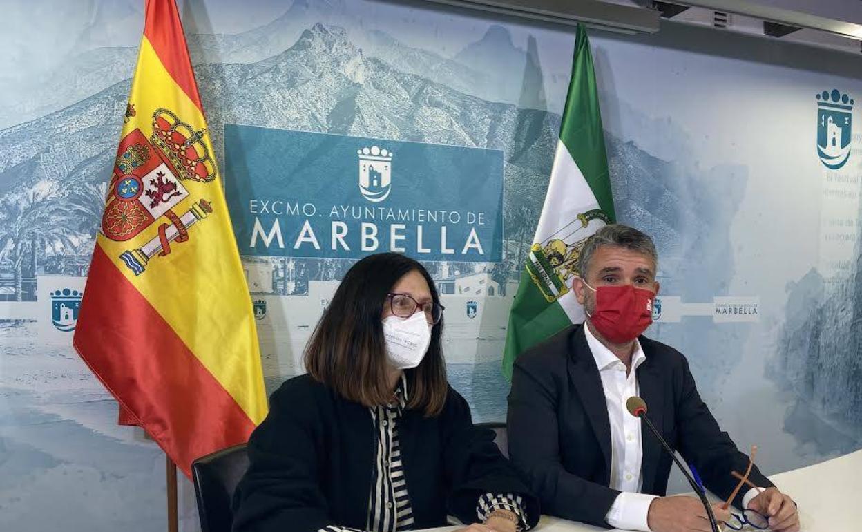 El portavoz del Grupo Municipal Socialista en el Ayuntamiento, José Bernal, y la concejal Isabel Pérez.