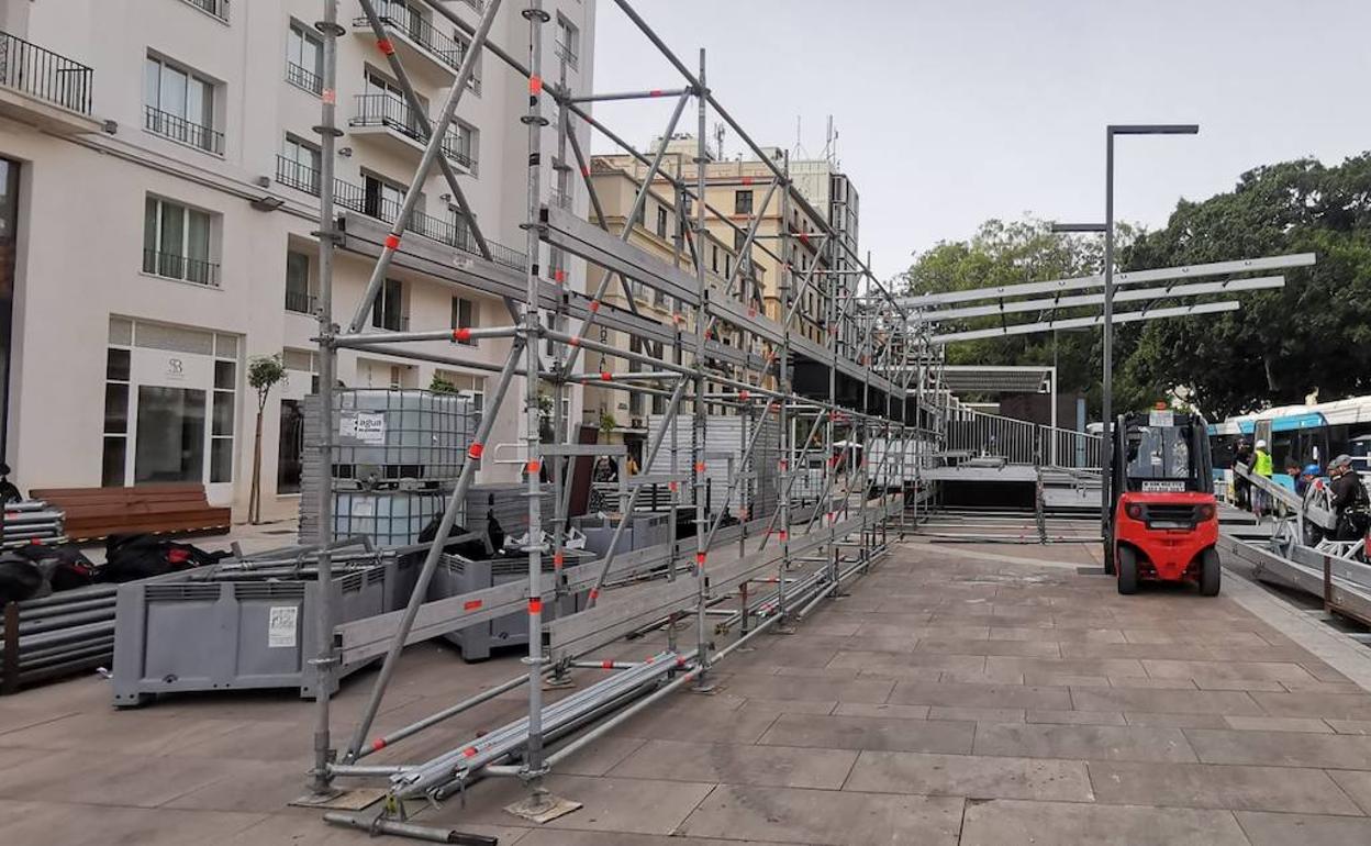 Trabajos de instalación de las tribunas frente a La Equitativa. 