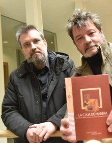 Imagen secundaria 2 - Representantes hosteleros y autoridades en la presentación de 'Vinamascope', en el restaurante El Descorche del Cervantes. Vito Sanz y Pere Ponce, protagonistas de 'Una película póstuma. Carlos Gómez y Enrique Urbizu, presentando el libro 'La caja de madera', en el Rectorado de la UMA.