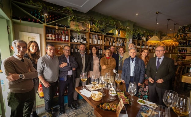 Imagen principal - Representantes hosteleros y autoridades en la presentación de 'Vinamascope', en el restaurante El Descorche del Cervantes. Vito Sanz y Pere Ponce, protagonistas de 'Una película póstuma. Carlos Gómez y Enrique Urbizu, presentando el libro 'La caja de madera', en el Rectorado de la UMA.