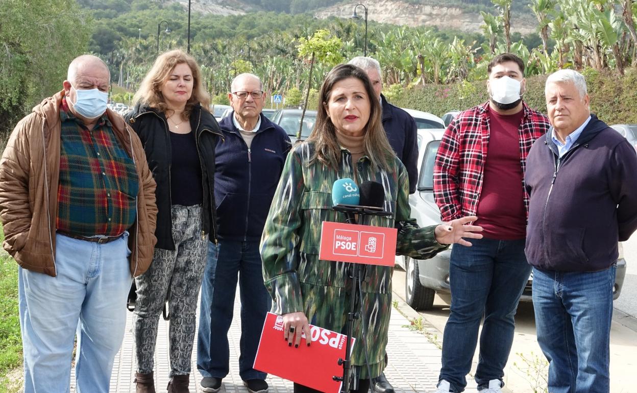 En la imagen, los concejales socialistas Loreña Dona y Salvador Trujillo, delante de la finca El Retiro, esta mañana.