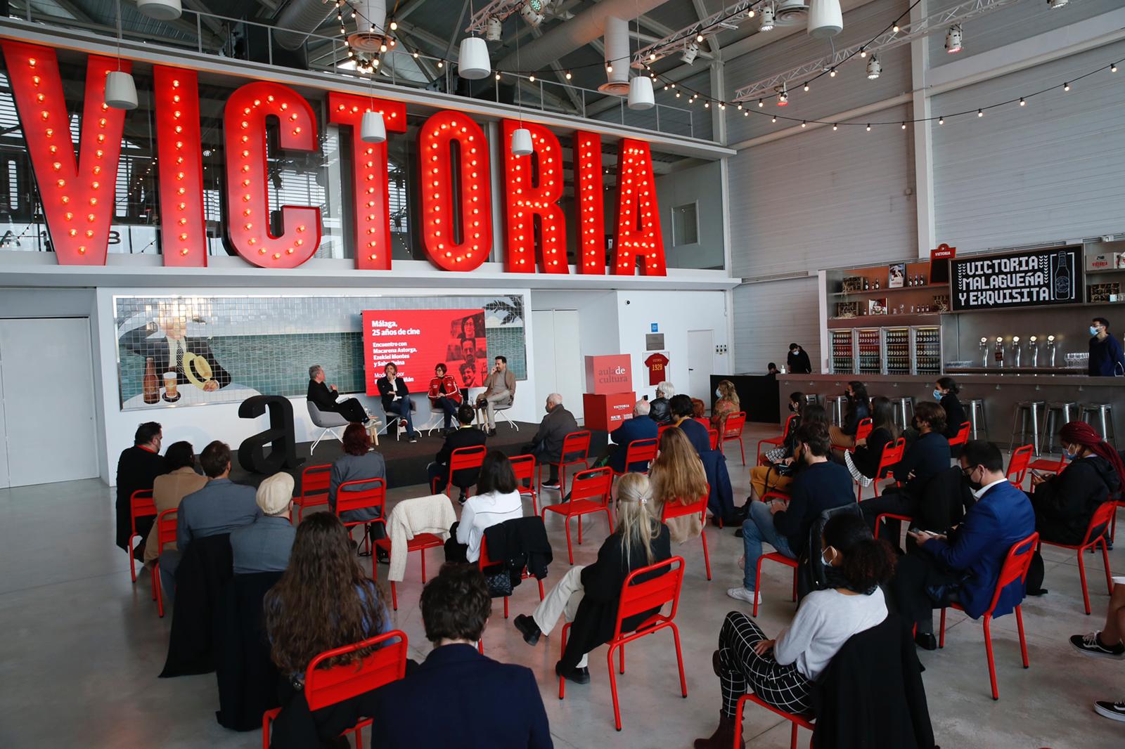 Macarena Astorga, Ezekiel Montes y Salva Reina protagonizaron un encuentro en la fábrica de Cervezas Victoria