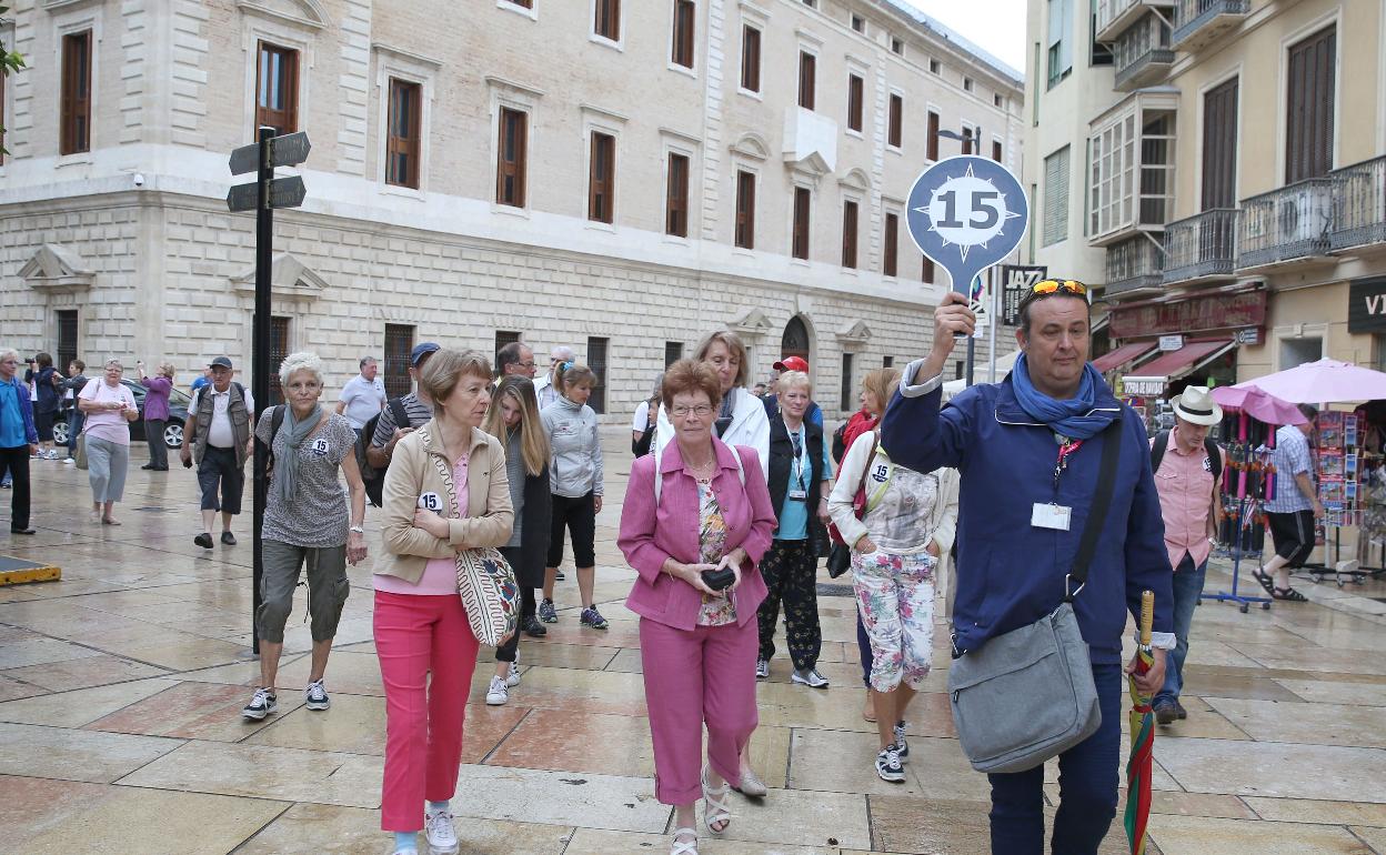 Un grupo de cruceristas conoce el Centro de la capital de la Costa del Sol. 