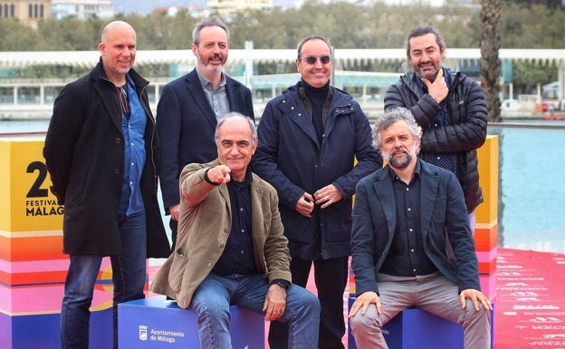 Imagen principal - En la primera foto, Productores y actores de 'Toscana', en el photocall de Muelle Uno. En la segunda, Milena Smit y Olivia Baglivi, protagonistas de la primera película de Luc Knowles, 'Libélulas'. En la última, Los actores ganadores del premio de Maribel Yébenes, Nacho Yanes y Paloma Bloyd. 