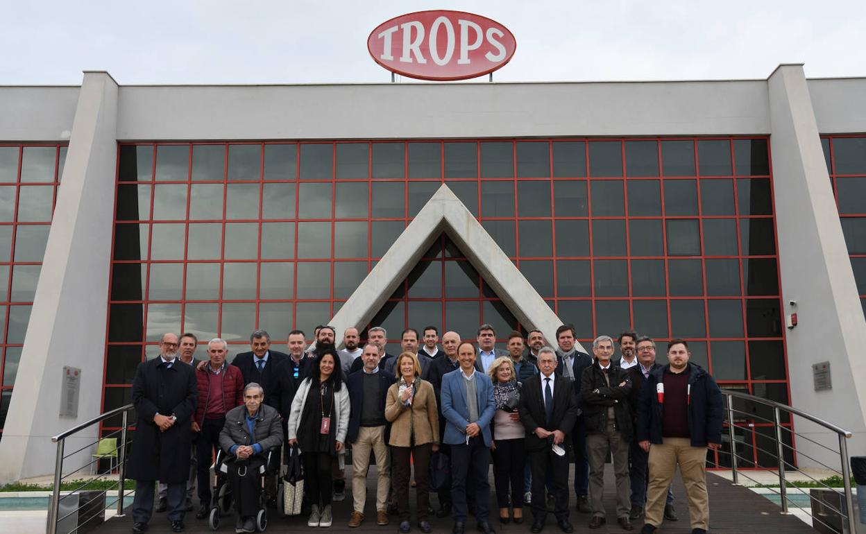 Foto de familia en el encuentro del 'Clúster 50', en la sede de Trops. 