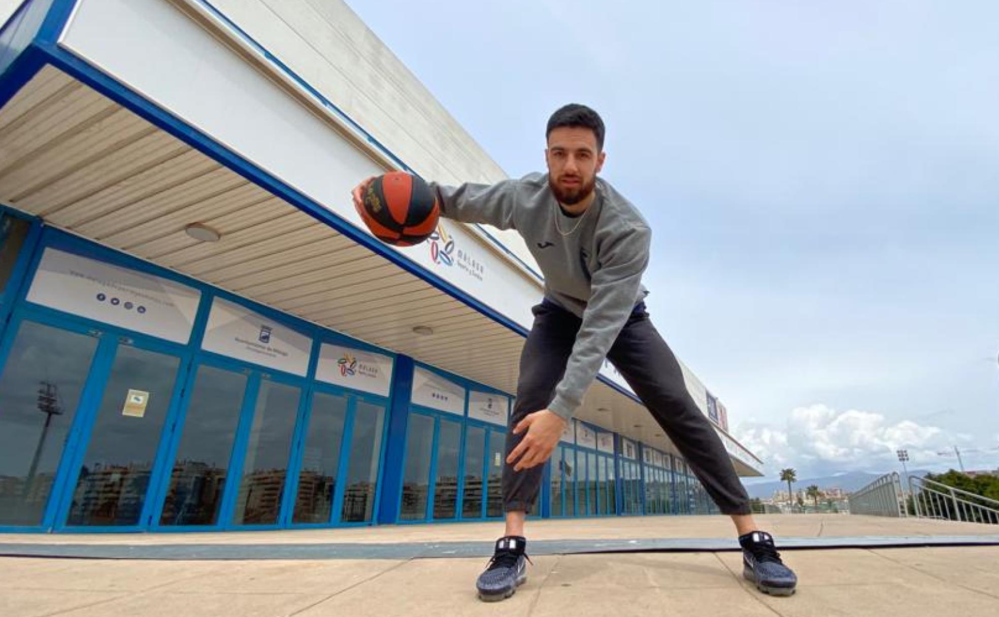 Francis Alonso posa para SUR en los exteriores del Palacio de los Deportes tras la entrevista el pasado martes. 