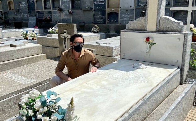 Juan Antonio Casado, junto a la tumba de Anita Delgado en el cementerio de San Justo de Madrid. 