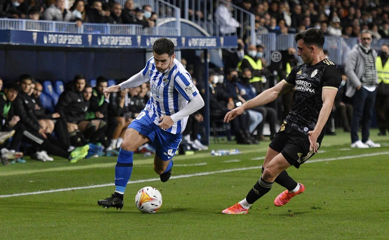 Jairo trata de marcharse de su par en el partido ante la Ponferradina. 