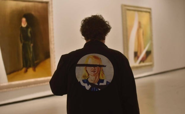 El artista, con una chaqueta serigrafiada con una de las piezas que luce en las salas del CAC Málaga 