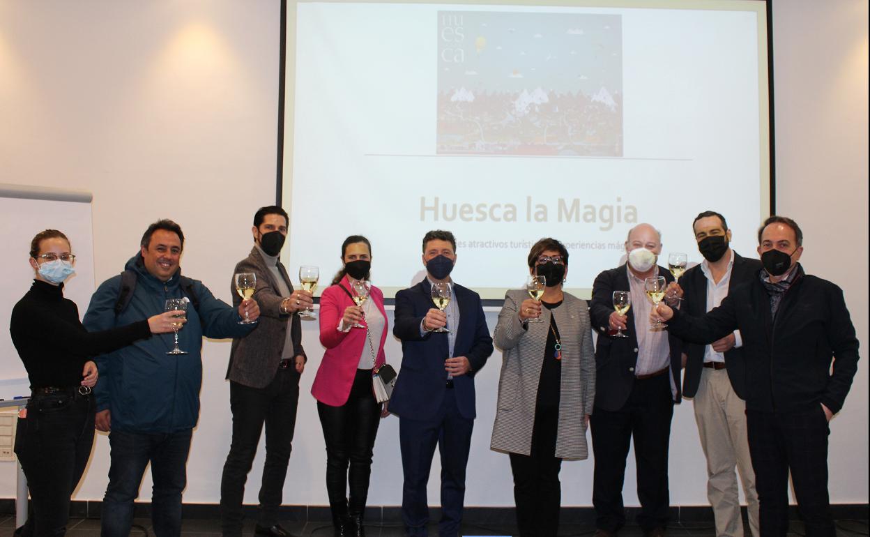 Brindis tras la presentación del destino Huesca. 