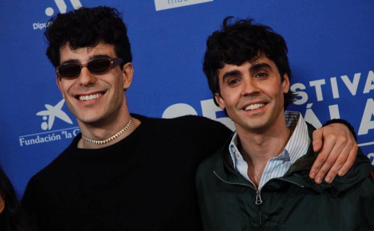 Javier Calvo y Javier Ambrossi, en su llegada al Teatro Cervantes. 