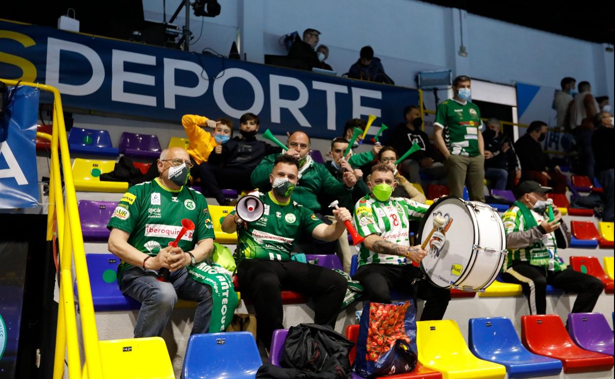 Un grupo de aficionados del Iberoquinoa Antequera, con bocinas, altavoz y tambor, durante el partido. 