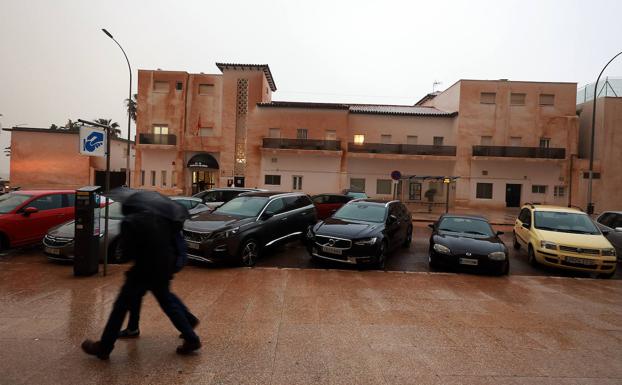 La calima ha teñido de naranja las paredes blancas de la residencia militar de la capital.