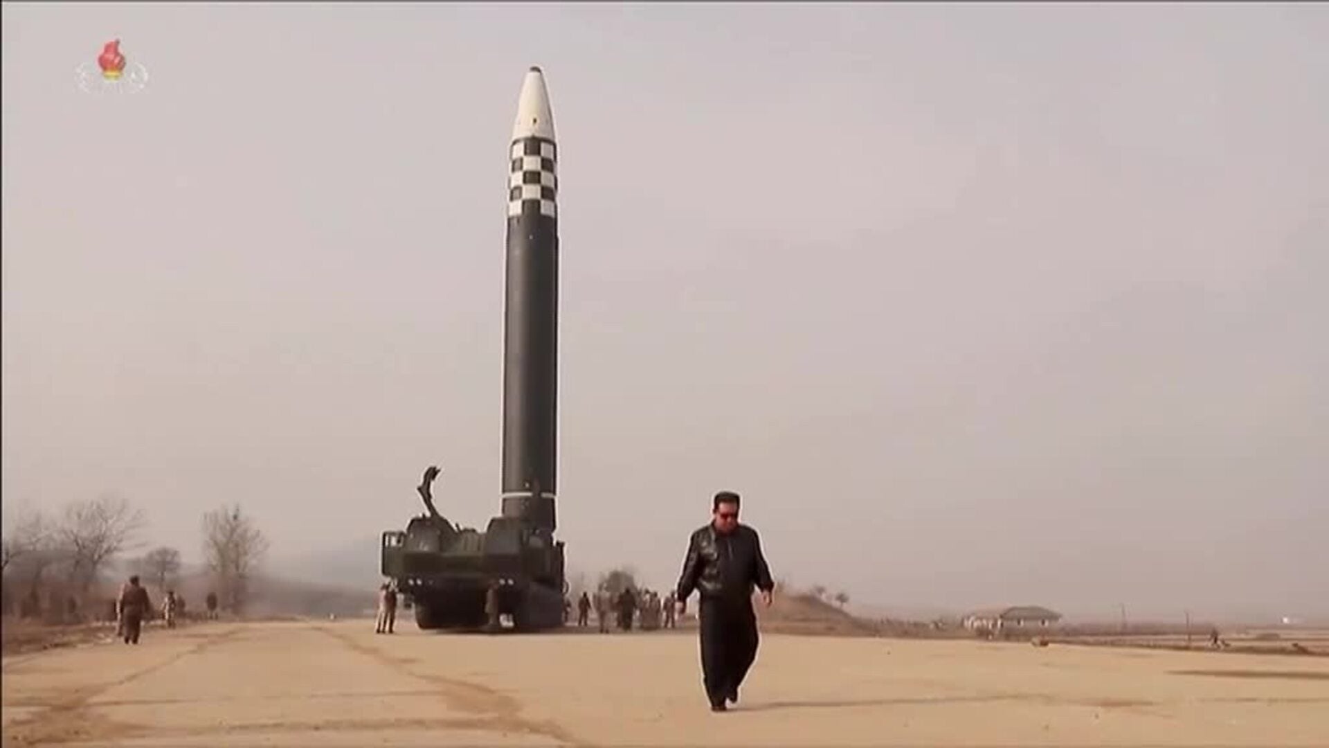 Kim Jong-un aparece con chupa de cuero y gafas de sol y amenaza con un nuevo misil intercontinental